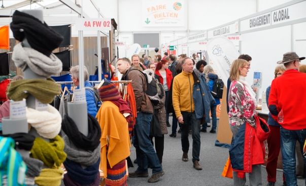 Besuchende laufen durch die Messe Fair Handeln. Foto: RAM Regio Ausstellungs GmbH Mainz