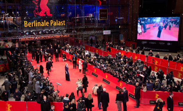 Luftaufnahme des roten Teppichs bei der Berlinale vor dem Theater am Potsdamer Platz. Foto: Richard Hübner, Berlinale 2014