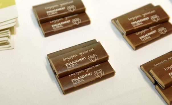Schokolade mit dem Schriftzug Engagement Global liegt auf einem Tisch. Foto: Andreas Grasser/Engagement Global