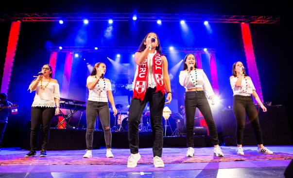 Eine Gruppe von Mädchen stehen auf der Bühne und singen. Foto: Engagement Global/Lena Siebrasse