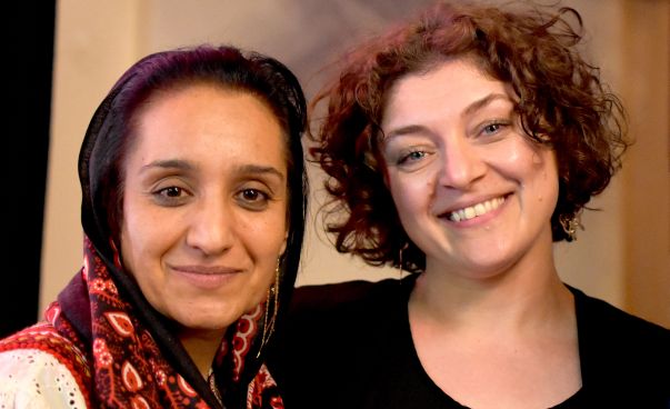 Die zwei Referentinnen stehen nebeneinander und lächeln in die Kamera. Foto: Engagement Global