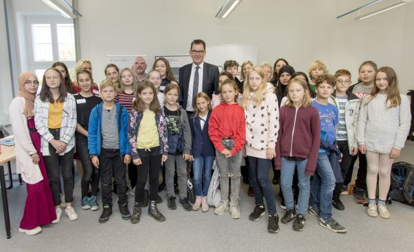 Gruppenbild der Schülerinnen und Schüler mit Entwicklungsminister Dr. Gerd Müller in der Mitte. Foto: Merlin Nadj-Torma/Engagement Global