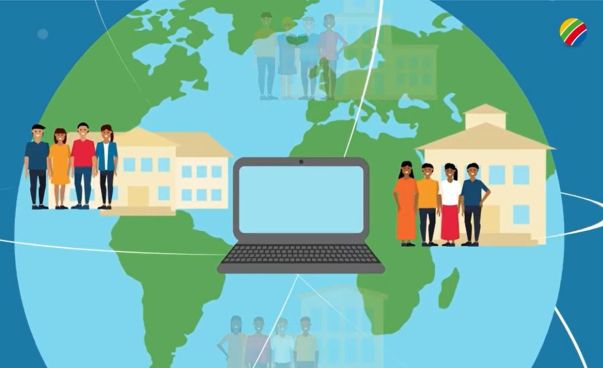 Die Erdkugel und zwei Schulen, verbunden mit einem Laptop als Comiczeichnung dargestellt. Foto: Engagement Global