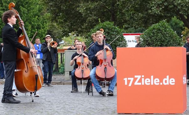 Musiker die auf einem öffentlichen Platz Instumente spielen.