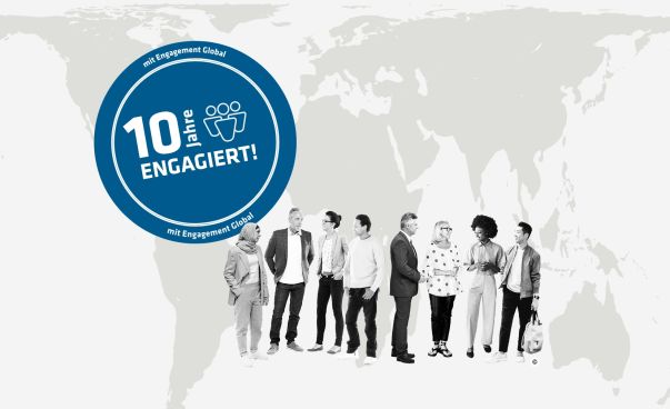 Collage: Gruppe von Menschen vor einer Weltkarte. Runder Button mit Engagament Global-Logo: 10 Jahre engagiert mit Engagement Global
