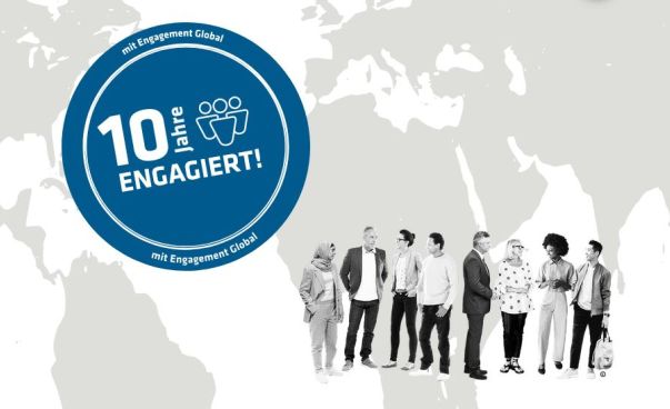 Grafik mit einem Siegel mit der Aufschrift "10 Jahre engagiert mit Engagement Global".