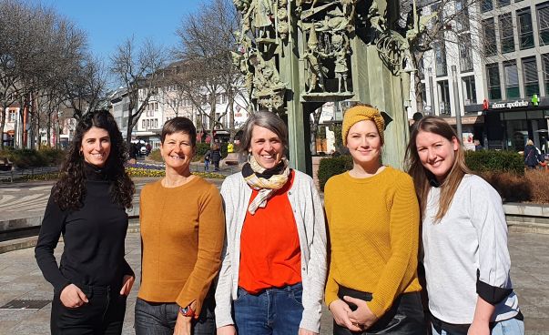 Das Team der Außenstelle Mainz posiert für ein Foto. Foto: Andrea Gonzalez/ Engagement Global