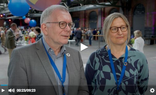 Bildschirmfoto von einem Videoausschnitt eines Interviews zwischen zwei Personen und Stifter TV auf dem Deutschen Stiftungstag 2023. Zu sehen sind die Interviewten, links Martin Block und rechts Miriam Schwarz.
