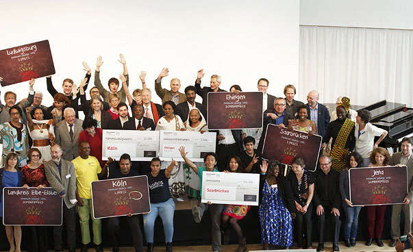Gruppenbild mit den Teilehmerinnen und Teilnehmern des Wettbewerbs zur Migration und Entwicklung.