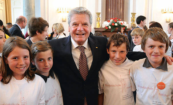 Bundespräsident Joachim Gauck im Kreise von Schülern, die erfolgreich am Wettbewerb teilgenommen haben.