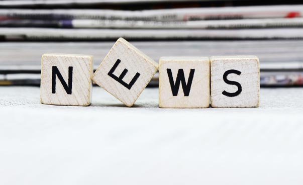 Würfel mit Buchstabenaufdruck formen das Wort News. Foto: fotolia