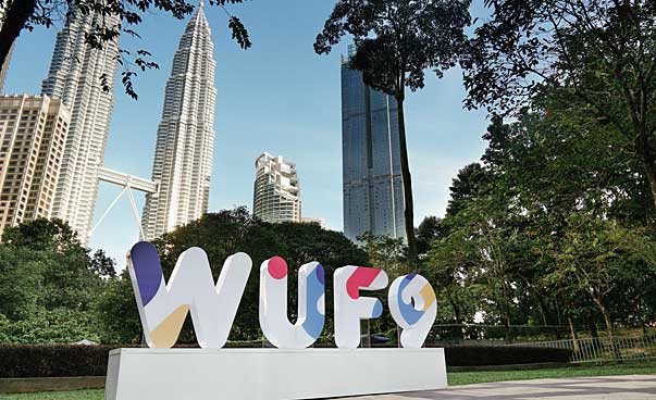 Das Logo des neunten World Urban Forum in steht vor der Skyline von Kuala Lumpur. Foto: adelphi
