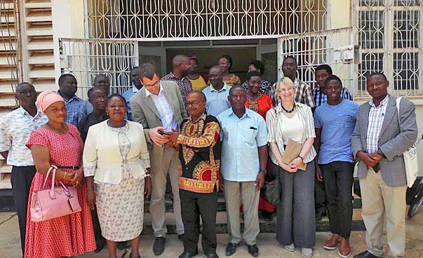 Eine Gruppe von Menschen unterschiedlicher Herkunft posiert für ein Foto mit den Kommunalvertreterinnen und Vertretern vor einem Haus in Masasi. Foto: Engagement Global